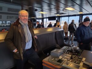 Die Brücke ist riesig, gezählt 20 Sitzplätze...