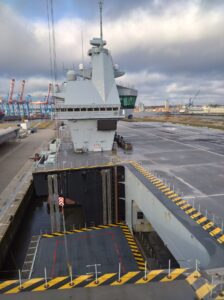 Der eindrucksvolle Lift für die Flugzeuge