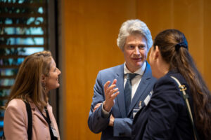 Ministerialdirektor Dr. Jasper Wieck im Gespräch mit Evelyne Coulombe und Dr. May-Britt Stumbaum Bundeswehr/Tom Twardy