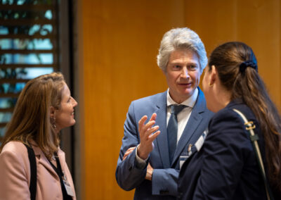 Ministerialdirektor Dr. Jasper Wieck im Gespräch mit Evelyne Coulombe und Dr. May-Britt Stumbaum Bundeswehr/Tom Twardy