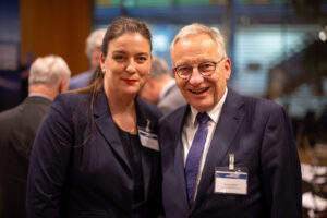 Karsten Schneider und Dr. May-Britt Stumbaum Foto: Bundeswehr/Tom Twardy
