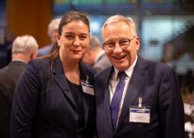 Karsten Schneider und Dr. May-Britt Stumbaum Foto: Bundeswehr/Tom Twardy