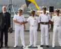 Der deutsche Generalkonsul, Achim Fabig (l.), begrüßt zusammen mit Vertretern der indischen Marine den Verbandskommandeur, Flottillenadmiral Helge Risch (2.v.l.), stellvertretend für die deutschen Marineschiffe, Foto: Bundeswehr/Leon Rodewald