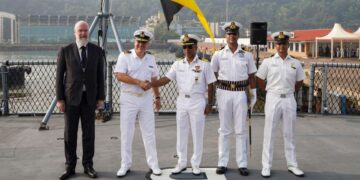 The German Consul General, Achim Fabig (left), together with representatives of the Indian Navy, welcomes the unit commander, Flotilla Admiral Helge Risch (2nd from left), on behalf of the German naval vessels, Photo: Bundeswehr/Leon Rodewald