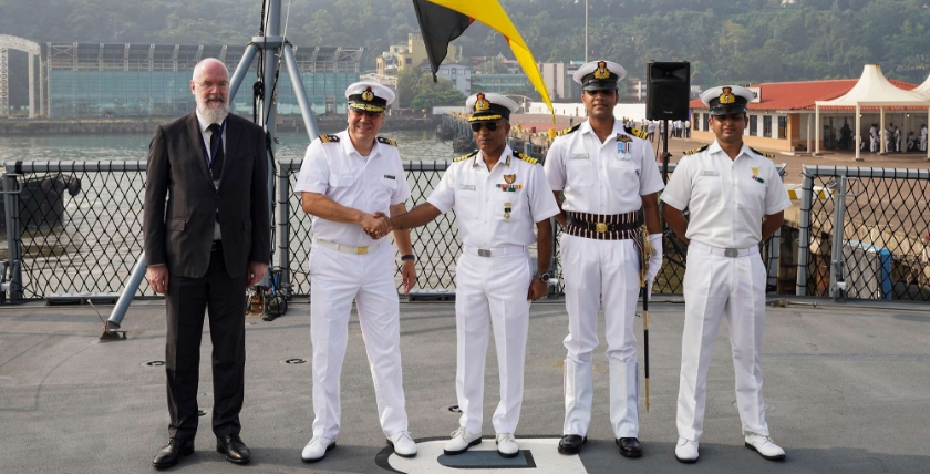 Der deutsche Generalkonsul, Achim Fabig (l.), begrüßt zusammen mit Vertretern der indischen Marine den Verbandskommandeur, Flottillenadmiral Helge Risch (2.v.l.), stellvertretend für die deutschen Marineschiffe, Foto: Bundeswehr/Leon Rodewald