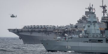 Als hochwertiges Begleitschiff ist die Sachsen auch an der Seite der USS Kearsarge ein gern gesehener Gast, Foto: Marine Nationale