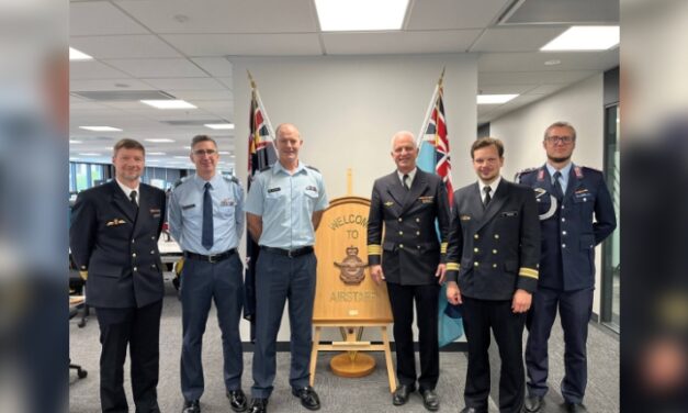 Naval aviators exchange information in New Zealand