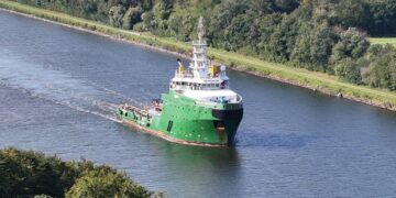 Ocean-going tug Britoil Guardian crosses the Kiel Canal in "naval camouflage", photo: Magnussen