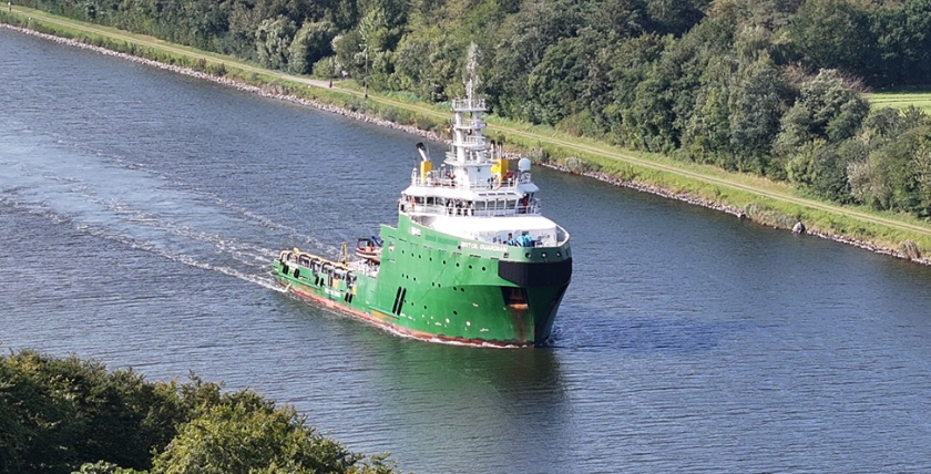 Hochseeschlepper Britoil Guardian durchquert im „Tarnkleid der Marine“ den Nord-Ostsee-Kanal, Foto: Magnussen