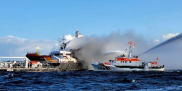 Feuerlöscharbeiten an der havarierten „Annika“. Foto: DGzRS