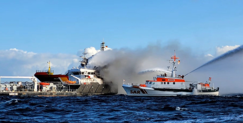 Feuerlöscharbeiten an der havarierten „Annika“. Foto: DGzRS