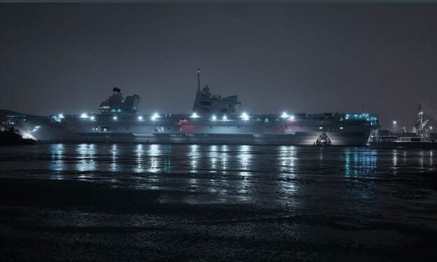 For shipspotters - British aircraft carrier visits Hamburg