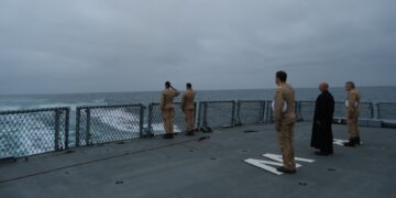 Commemoration of the dead on board the "Baden-Württemberg" at sea off Namibia. Photo: German Armed Forces