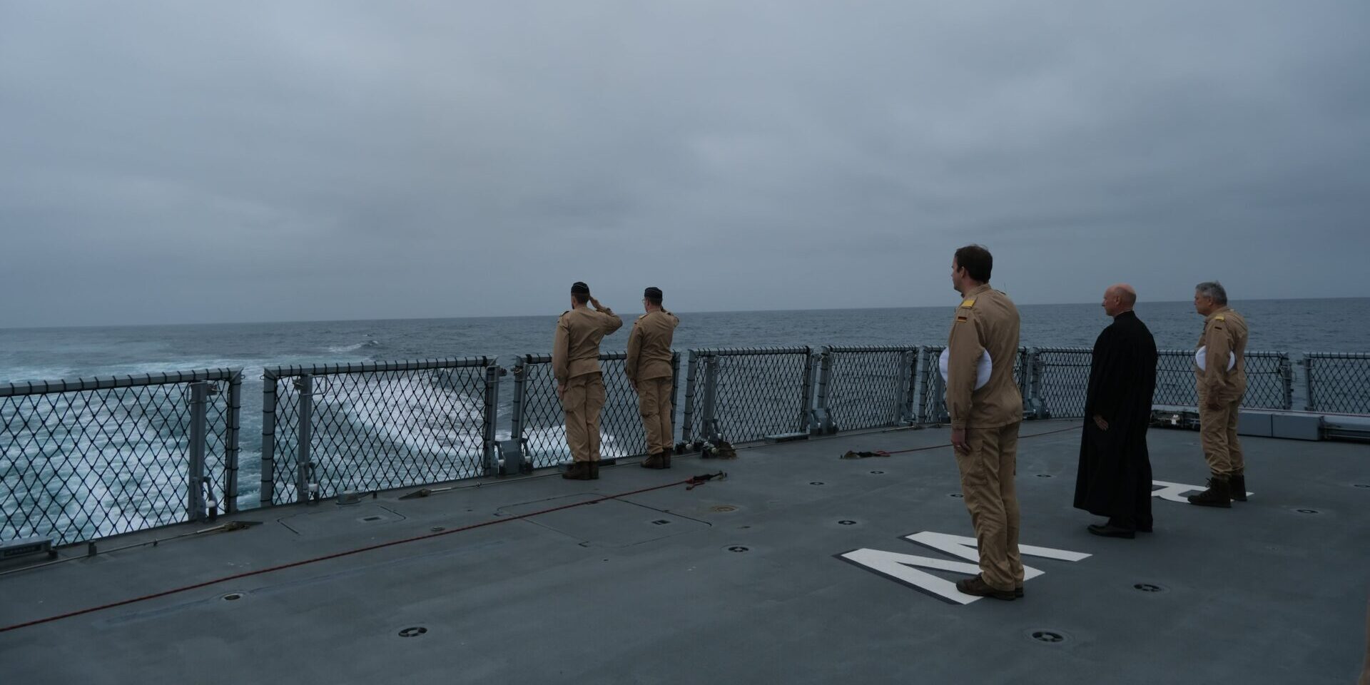 Totengedenken an Bord der "Baden-Württemberg" in See vor Namibia. Foto: Bundeswehr