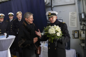 Beim Empfang auf der "Bayern" gab es Geschenke für die Ehefrauen sowie die engen Mitarbeiter von FA Schulz, Foto: Bundeswehr/Leon Rodewald