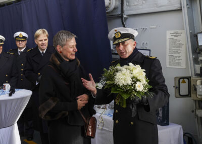 Beim Empfang auf der "Bayern" gab es Geschenke für die Ehefrauen sowie die engen Mitarbeiter von FA Schulz, Foto: Bundeswehr/Leon Rodewald