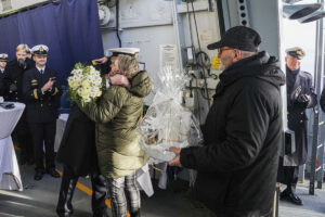 Beim Empfang auf der "Bayern" gab es Geschenke für die Ehefrauen sowie die engen Mitarbeiter von FA Schulz, Foto: Bundeswehr/Leon Rodewald