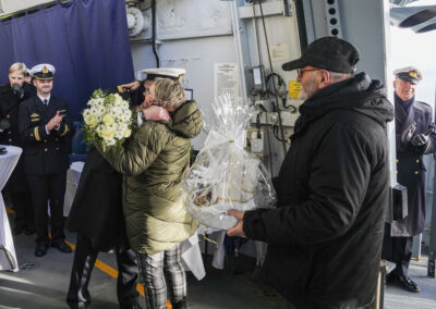 Beim Empfang auf der "Bayern" gab es Geschenke für die Ehefrauen sowie die engen Mitarbeiter von FA Schulz, Foto: Bundeswehr/Leon Rodewald