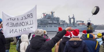 Numerous relatives looked forward to the return of their servicemen and women. The Willhelmshaven Naval Music Corps played for the arrival. German Armed Forces/Leon Rodewald