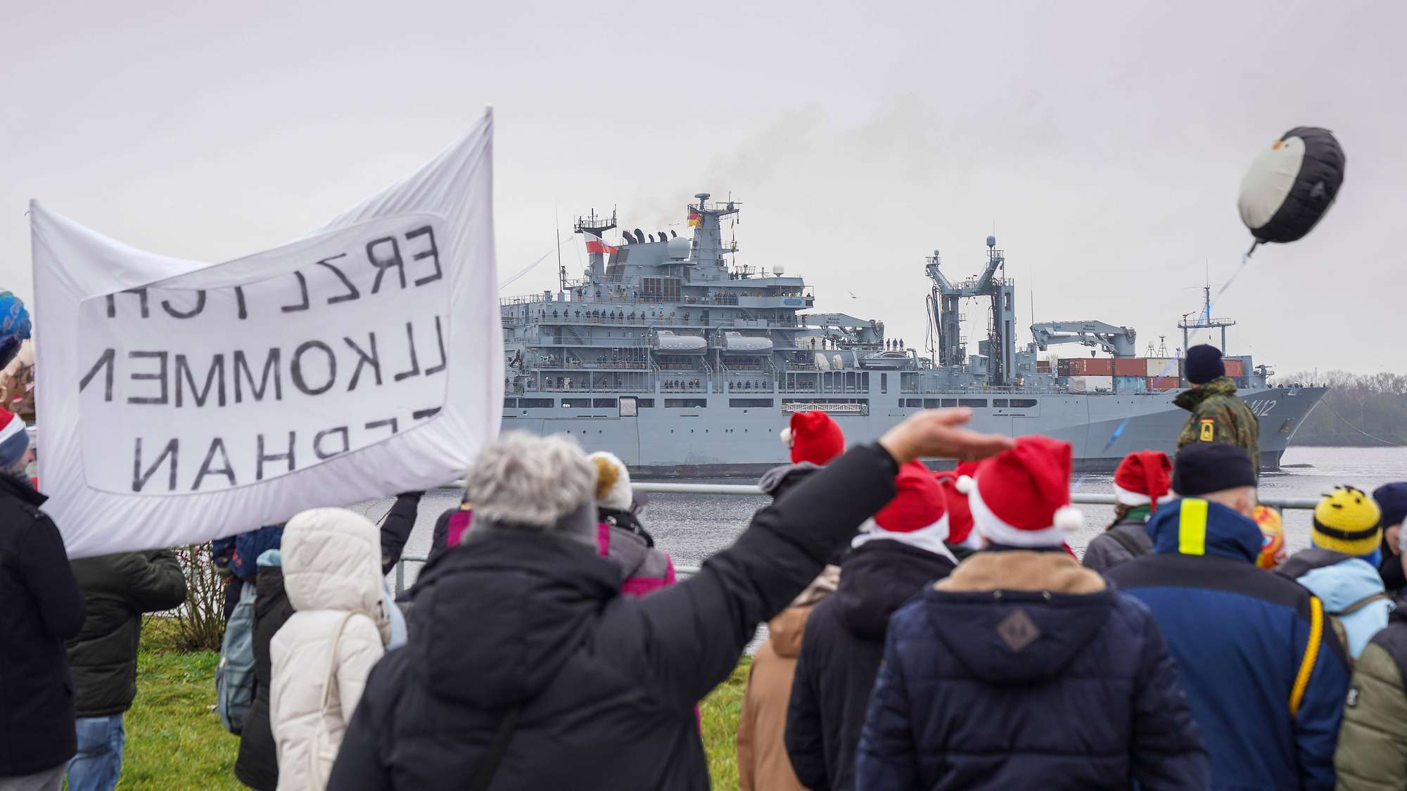 Numerous relatives looked forward to the return of their servicemen and women. The Willhelmshaven Naval Music Corps played for the arrival. German Armed Forces/Leon Rodewald