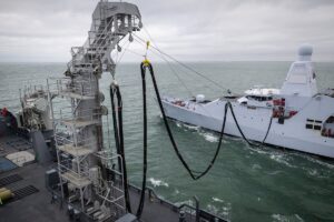 RAS-Manöver mit dem OPV "Friesland" vor Einlaufen Vlissingen. Foto: RNdlN