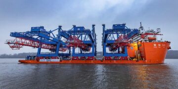 Chinese heavy-lift freighter "Zhong Ren 121" delivers new crane bridges. Photo: HHLA/Raetzke