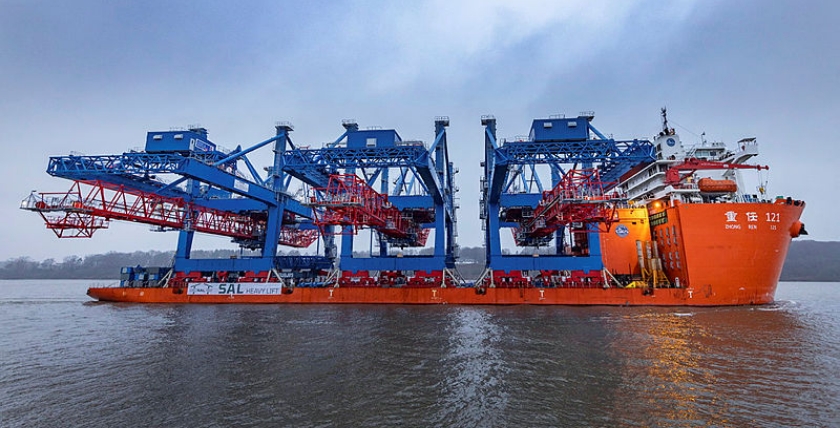 Chinese heavy-lift freighter "Zhong Ren 121" delivers new crane bridges. Photo: HHLA/Raetzke