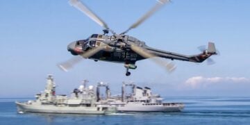 Sea Lynx in front of the French fleet tanker "Somme" and the Portuguese frigate "Bartolomeu Dias". Photo: Michael Nitz