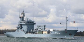 Die Mehrzweckhubschrauber Sea King 89+63 und 89+58 überfliegen zum Abschied in Formation den Tender A 514 Werra in der Kieler Förde, Bild: Bundeswehr/Alexander Ullmann