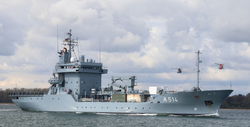 Die Mehrzweckhubschrauber Sea King 89+63 und 89+58 überfliegen zum Abschied in Formation den Tender A 514 Werra in der Kieler Förde, Bild: Bundeswehr/Alexander Ullmann