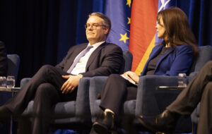Staatsminister Tobias Lindner mit Dr. Sarah Kirchberger, Foto: Bundeswehr/Kolodin