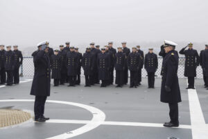 The commander of the troopship squadron, Captain Andreas Schmekel, hands over command from Frigate Captain Hanno Weisensee to Frigate Captain Sebastian Fliege, Photo: Leon Rodewald