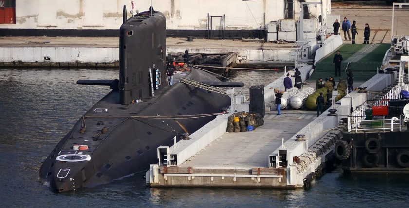 Russian submarine "Rostov-on-Don", loading 3M14 canisters Photo: Brichevskiy/balancer.ru