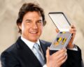 Tom Cruise mit dem US Navy Distinguished Public Service Award. Foto: Alamy