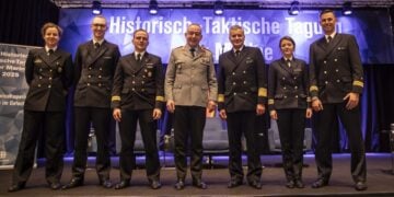 Inspector General and commander with the speakers, photo: Bundeswehr/Kolodin