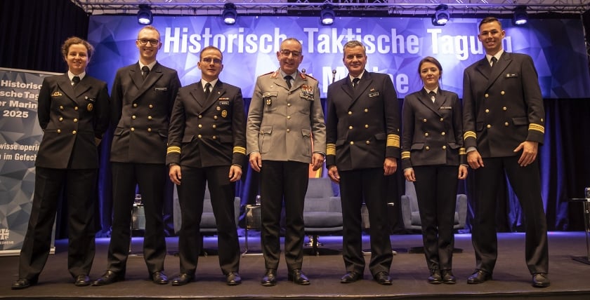 Inspector General and commander with the speakers, photo: Bundeswehr/Kolodin