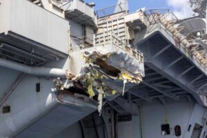 Detailfoto der Schadstelle achtere Steuerbordseite USS Harry S. Truman. Foto. US-Navy