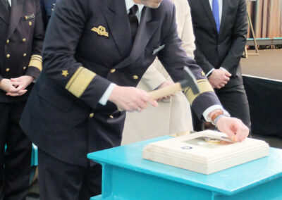 Inspekteur der Marine Jan Christian Kaack schlägt seinen Nagel zur Kiellegung ein. Foto: HSC