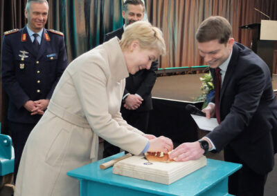 Traditionelle Kiellegungszeremonie: Ministerpräsidentin Schwesig schlägt gemeinsam mit dem Moderator den symbolischen Nagel in die Kielplatte ein. Foto: HSC