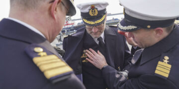 Change of command on the frigate "Hamburg" on 20.02.25: Captain Jan Hackstein, Commander of the 2nd Frigate Squadron, hands over command from Frigate Captain Andreas Schmidt to Frigate Captain Alexander Timpf. The ceremony was accompanied by the Wilhelmshaven Naval Music Corps. FK Timpf receives the commander's star.