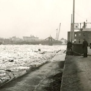 Fast geschlossene Eisdecke mit noch zerstörter Weserbrücke, Winter 1946/1947. Bild: Staatsarchiv Bremen/US Army Signal Corps