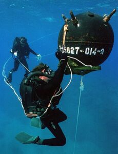 Explosive Ordnance Disposal (EOD) Divers (Kampfmittelbeseitiger) entschärfen Ankertaumine. Foto: U.S. Navy