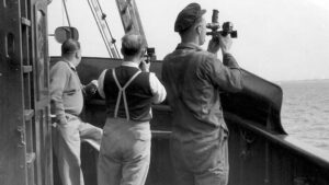 Vermesser auf dem Dampfschiff „Schaarhörn“ (undatiertes Foto). Foto: Stiftung Hamburg Maritim