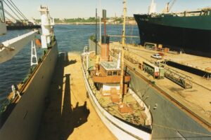 Überführung der „Schaarhörn“ 1990 mittels Dockschiff nach Hamburg. Foto: Freunde des Dampfschiffs SCHAARHÖRN e.V.