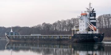 Heckansicht der MV Arne auf ihrer Weiterfahrt Foto: Michael Nitz