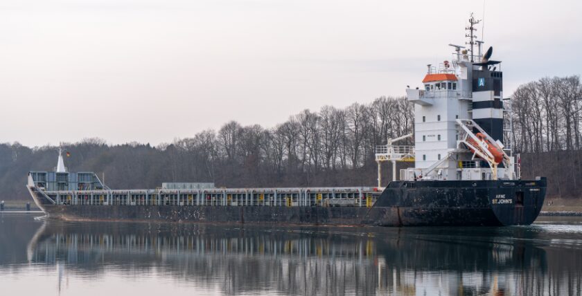 Heckansicht der MV Arne auf ihrer Weiterfahrt Foto: Michael Nitz