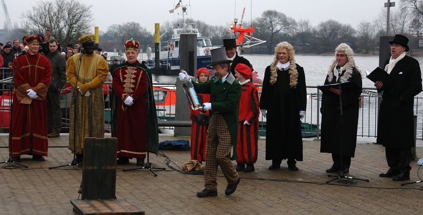 The tailor opens the ceremony. Photo: Jürgen Howaldt (2008/13) CC BY-SA 2.0