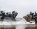 Niederländisches Landungsboot landet Gerät an. Foto: NDL DoD