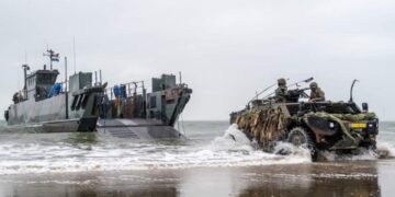 Niederländisches Landungsboot landet Gerät an. Foto: NDL DoD