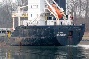 Das Heck der MV Arne mit dem Heimathafen St. John’s – das Schiff wurde nach der Kontrolle in Kiel weitergeleitet.Foto: Michael Nitz